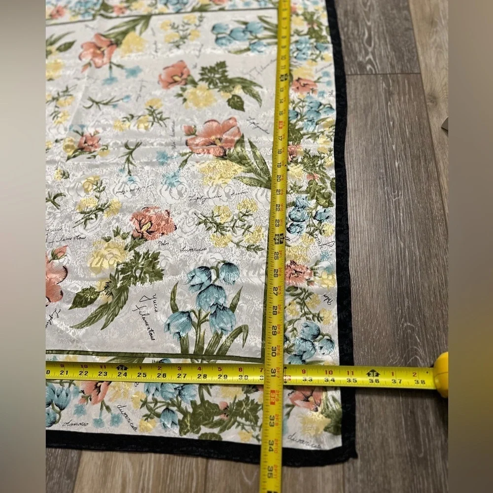 🧣 100% Polyester beautiful scarf measurements 35X35 great condition.